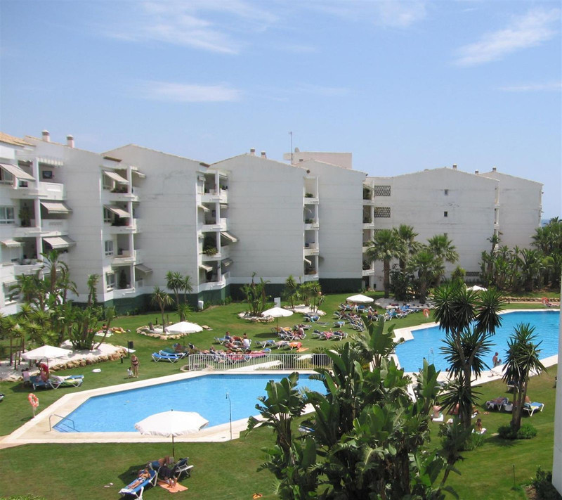 Middle Floor 2 Bedroom Apartment for sale in Puerto Banús