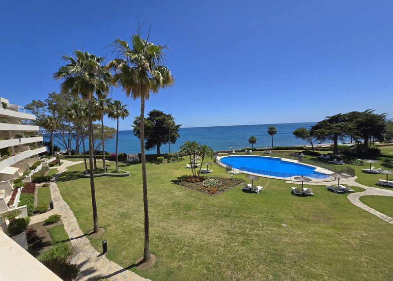 Middle Floor 3-Bedroom Apartment for sale in Estepona