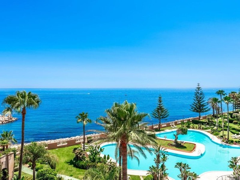 Beautiful Luxury ground floor apartment in one of the best beachfront developments with 360° panoramic views.